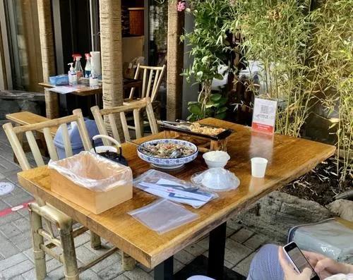 資料圖：戶外用餐讓客人嘗試走出家門，在相對安全的情況下體驗(yàn)用餐氛圍。(美國《世界日報(bào)》 劉大琪 攝)