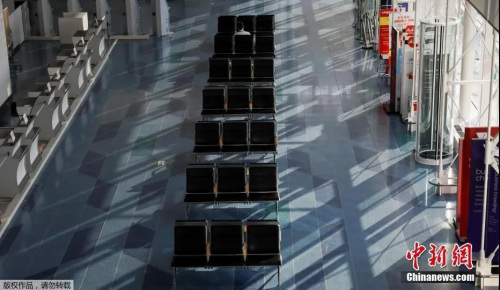 資料圖：日本東京羽田機(jī)場候機(jī)大廳幾乎空無一人。