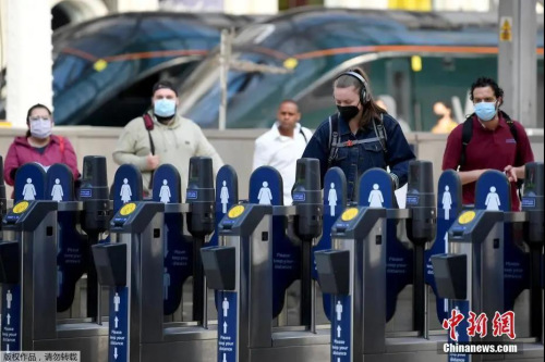 資料圖：當(dāng)?shù)貢r(shí)間6月15日，英國倫敦，通勤者戴口罩乘坐公共交通。