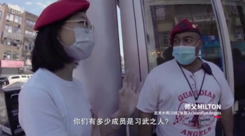 王小綠和“守護(hù)天使”的成員在一起。(視頻截圖自紀(jì)錄片《守護(hù)Chinatown》)