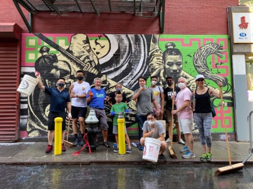 老陳和他團(tuán)隊的志愿者們清掃完唐人街街道。(受訪者供圖)