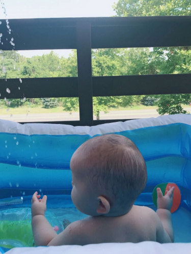 “能能”在家里玩耍。（受訪者供圖）