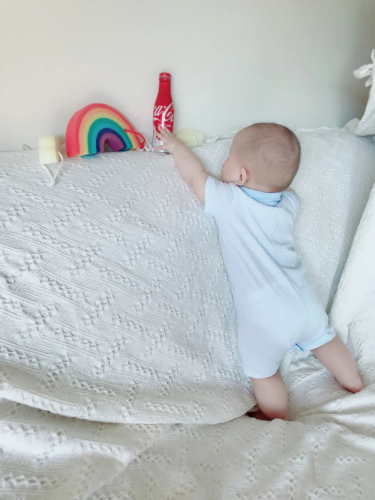 小雨在家中用手機(jī)記錄“能能”的成長(zhǎng)。（受訪者供圖）