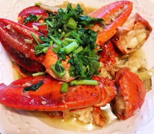 小雨做的蔥姜炒龍蝦。（受訪者供圖）