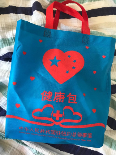 駐紐約總領(lǐng)事館發(fā)的“健康包”。（受訪者供圖）