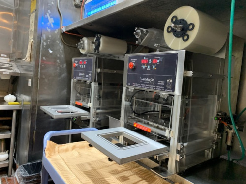 華人海鮮酒樓購置兩臺(tái)塑封機(jī)。（美國《世界日報(bào)》記者張宏 攝）