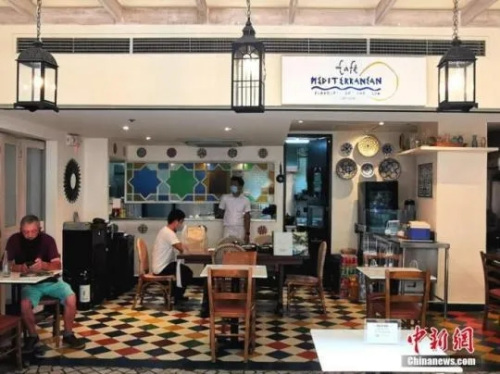 當(dāng)?shù)貢r(shí)間7月7日，菲律賓首都馬尼拉CBD馬卡蒂綠帶商圈一大排檔恢復(fù)營(yíng)業(yè)。菲律賓進(jìn)入國(guó)家抗疫第二階段以來(lái)，多個(gè)行業(yè)逐漸復(fù)產(chǎn)復(fù)工。<a target='_blank' >中新社</a>記者 關(guān)向東 攝