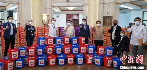 中國(guó)駐菲律賓大使黃溪連(左四)與菲律賓馬尼拉市長(zhǎng)莫雷諾(右六)，在馬尼拉市政廳共同出席“友誼包”生活援助物資捐贈(zèng)儀式。中國(guó)駐菲使館供圖