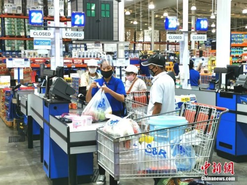 位于馬尼拉BGC新城的大型會(huì)員制連鎖超市S&R，收銀員以及持卡進(jìn)入的會(huì)員，帶著口罩、面罩謹(jǐn)慎防護(hù)，以社交距離收銀與購(gòu)物。<a target='_blank' >中新社</a>記者 關(guān)向東 攝