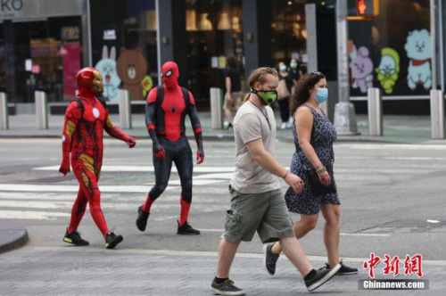 當(dāng)?shù)貢r(shí)間8月9日，美國(guó)紐約時(shí)代廣場(chǎng)的行人和電影人物表演者。