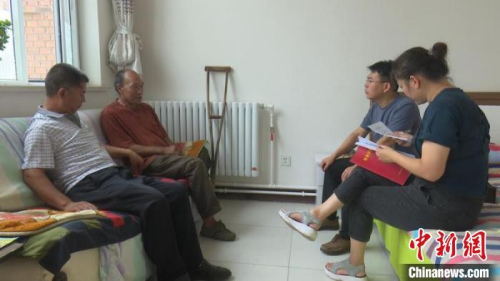 通過(guò)易地扶貧搬遷，秦森林住上了新房子，幫扶隊(duì)員每周都會(huì)上門(mén)去看望他?！?jiān)?攝