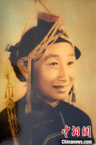 年輕時(shí)的藍(lán)陳啟。受訪者提供