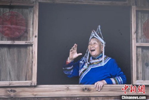 2010年時(shí)的藍(lán)陳啟在唱山歌。受訪者提供