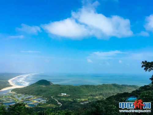 從銅鼓嶺上看月亮灣，就像一條銀白色的緞帶。凌楠 攝