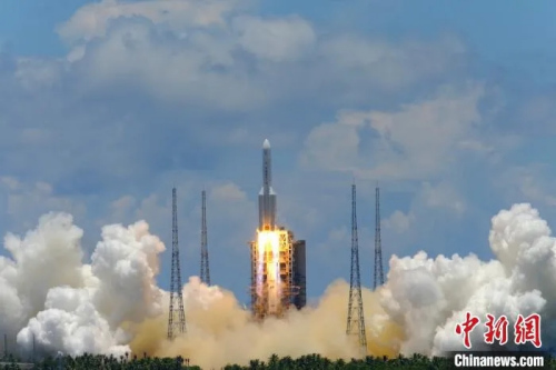  7月23日，中國首次火星探測(cè)任務(wù)天問一號(hào)探測(cè)器在文昌航天發(fā)射場(chǎng)升空，開啟火星探測(cè)之旅，邁出了中國行星探測(cè)第一步。郭文彬 攝
