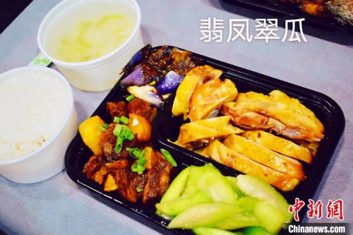 巴塞羅那中餐廳為僑胞們分發(fā)的愛心中餐。浙江省僑聯(lián)餐促會 供圖