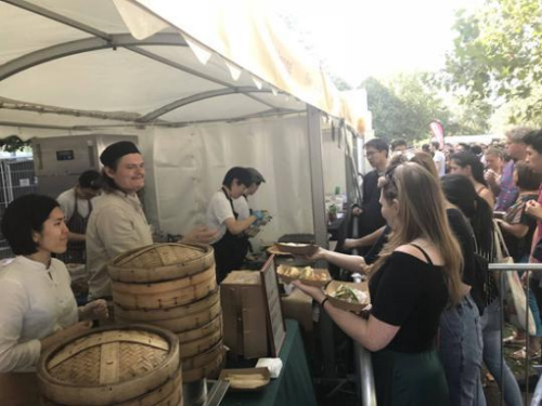 第五屆倫敦“中國美食節(jié)”以塔橋?yàn)楸尘?，吸引了眾多游客。（《中國青年報?受訪者供圖）