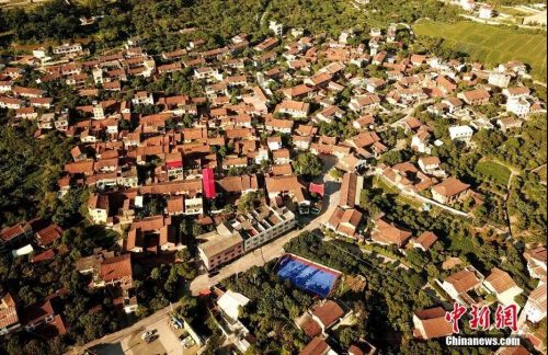福建著名僑村——莆田后黃村。后黃村素有“南洋風(fēng)情，夢里老家”的美譽。圖為空中俯瞰后黃村。<a target='_blank' >中新社</a>記者 王東明 攝