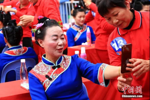 資料圖：媽祖故里福建省莆田市湄洲島舉辦湄洲女發(fā)髻技藝表演賽。<a target='_blank' >中新社</a>記者 王東明 攝