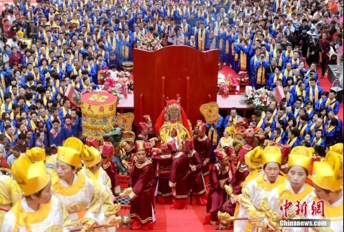 2019年4月27日，“媽祖誕辰1059周年紀念大會暨春祭媽祖大典”在福建省莆田市湄洲島舉行，吸引東南亞及臺灣地區(qū)的上千名媽祖宮廟代表前來共祭媽祖。圖為信眾抬媽祖金身回鑾。<a target='_blank' >中新社</a>記者 呂明 攝