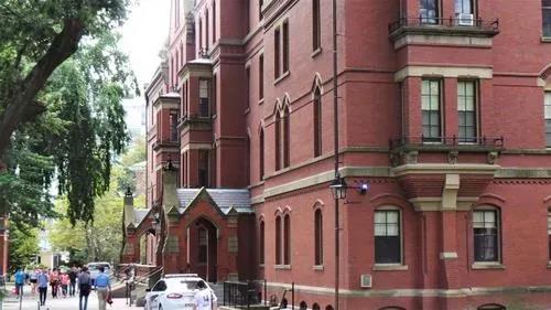 由于申請“空檔年”和遠(yuǎn)程學(xué)習(xí)的學(xué)生人數(shù)眾多，哈佛大學(xué)秋季學(xué)期只有25%學(xué)生申請入住宿舍。(美國《世界日報》/唐嘉麗攝)