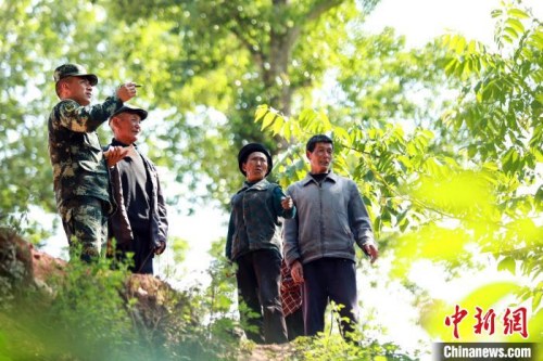 布哈與村民謀劃村子的未來。圖片由武警部隊(duì)提供