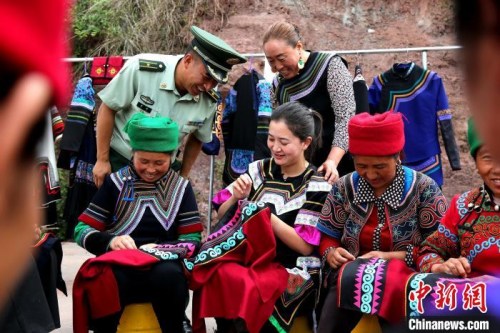 布哈帶領(lǐng)村民發(fā)展彝繡產(chǎn)業(yè)。圖片由武警部隊(duì)提供