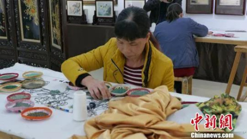 資料圖：繡工正在創(chuàng)作作品。沈釗 攝