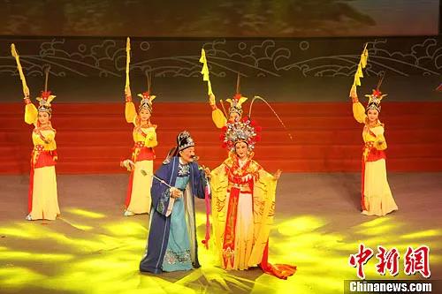 資料圖：著名潮劇表演藝術(shù)家方展榮、張怡凰表演潮劇《策馬游潮汕》。<a target='_blank' >中新社</a>發(fā) 李怡青 攝