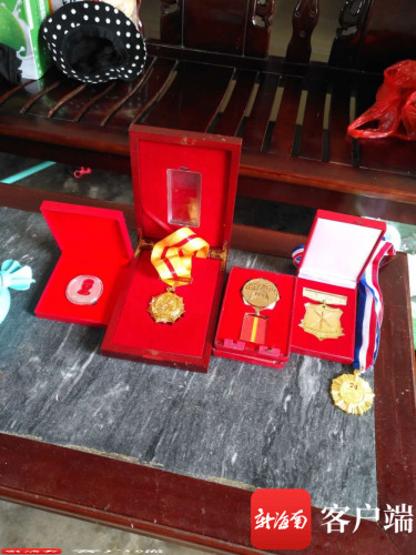 “南僑機(jī)工”張修隆珍藏的勛章。吳岳文 攝 