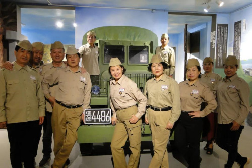 圖為滇緬公路體驗館內(nèi)志愿者合影。陳達婭供圖。