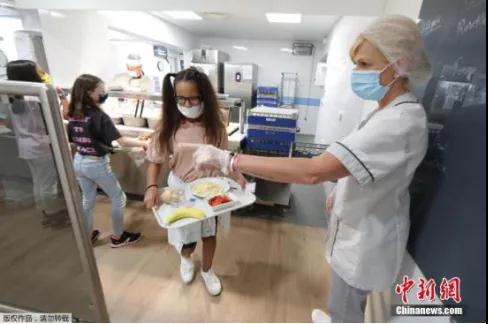 資料圖：法國尼斯，學(xué)生度過暑假后返校上課，老師和學(xué)生在室內(nèi)外均佩戴口罩做好防護措施。