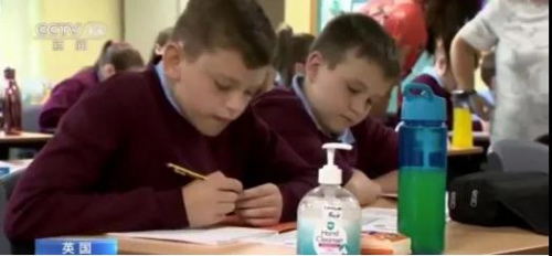 資料圖：英國各中小學(xué)校復(fù)課。(央視新聞視頻截圖)