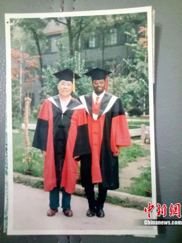 迪亞拉的學(xué)生時期。