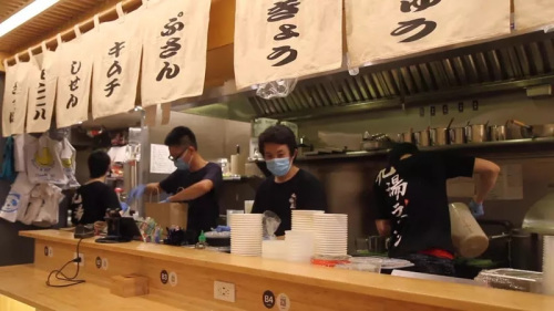 疫情期間林國(guó)耀也沒(méi)敢關(guān)門。(美國(guó)《世界日?qǐng)?bào)》/黃伊奕 攝)