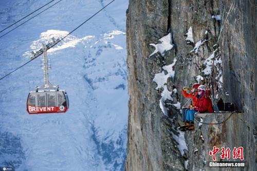 極致體驗(yàn)！游客在夏蒙尼山谷壁架上喝啤酒賞雪景