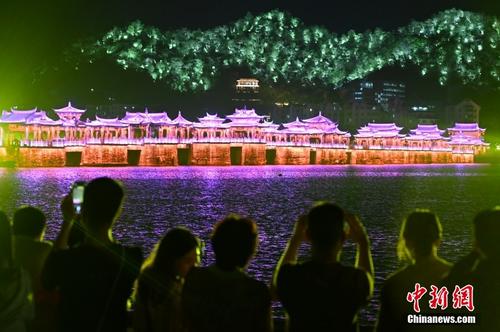 廣東潮州：廣濟橋燈光秀吸引游客