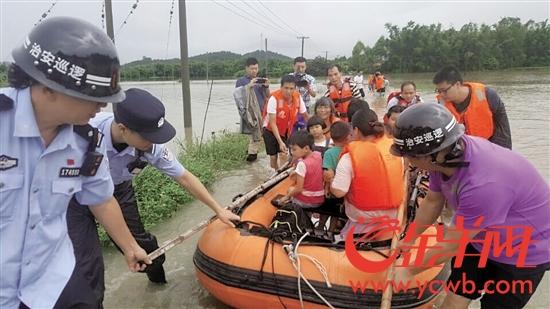 橫陂派出所民警到場(chǎng)安全轉(zhuǎn)移群眾