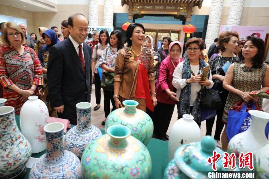 中國駐印尼使館舉辦“三八”國際婦女節(jié)慈善義賣活動(dòng)（圖）