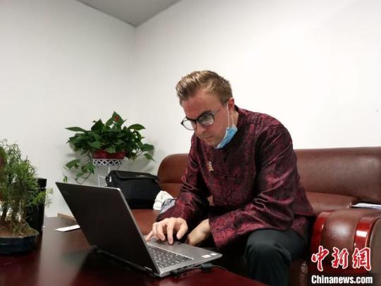 瑞士“90后”小伙開起魯菜館力促中國飲食文化走出去