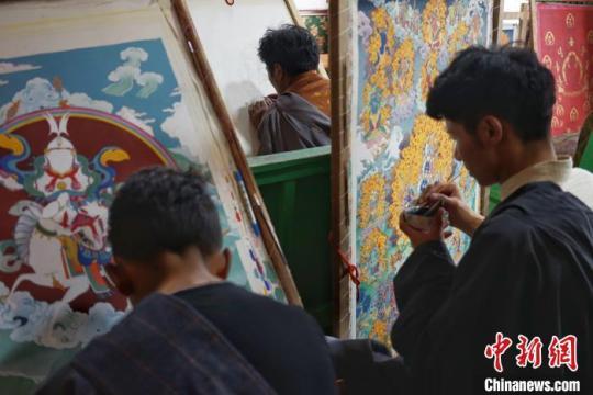 丁青縣象雄東朵唐卡畫派家族傳承人羅布玉加的唐卡繪畫班?！〗w波 攝