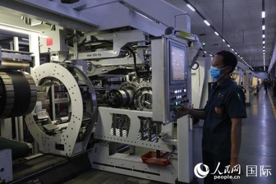 中策橡膠(泰國)有限公司年產(chǎn)各類輪胎共計1331萬套。圖為泰籍員工在汽車輪胎生產(chǎn)線上工作。人民網(wǎng)記者孫廣勇攝 