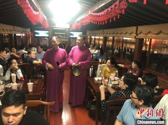 聽(tīng)一段常州小熱昏，游一游古運(yùn)河，在常州的港澳臺(tái)僑同胞相聚迎中秋?！√凭?攝