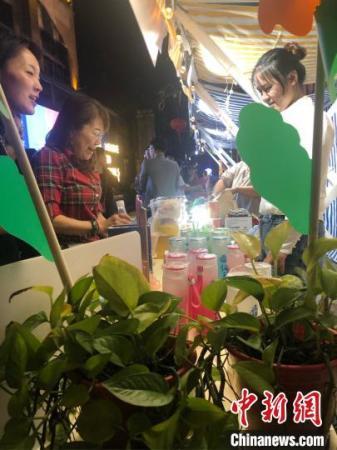 常州“老城廂”夜市經(jīng)濟(jì)，吸引了臺(tái)灣創(chuàng)業(yè)青年的加入?！√凭?攝