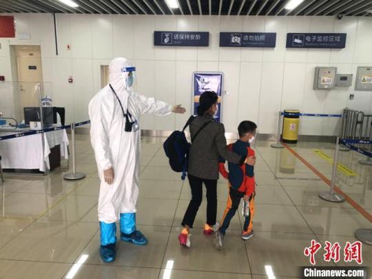 旅客完成查驗離開邊檢區(qū)域?！￡惿虚?攝