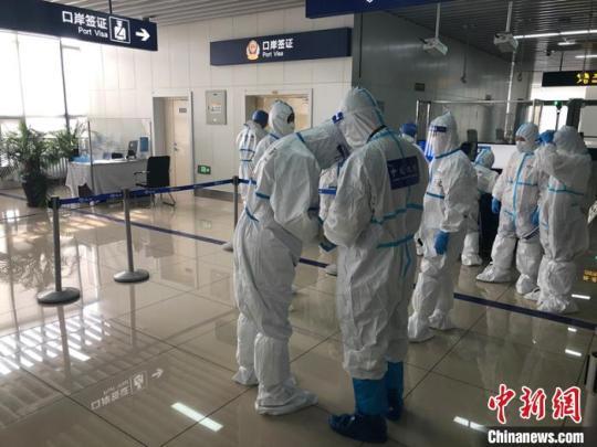 10月1日，在黑龍江省哈爾濱太平國際機場，韓亞航空公司韓國首爾至哈爾濱的OZ339次航班平穩(wěn)落地?！￡惿虚?攝