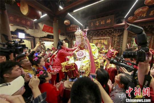 圖為媽祖金身回宮安座?！×执菏?攝