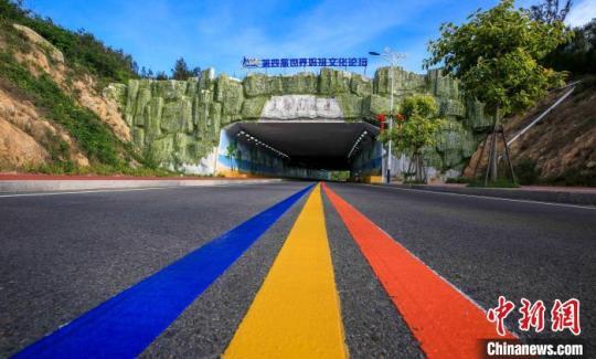 湄洲島累計(jì)投資75.44億元人民幣進(jìn)行鄉(xiāng)村改造。圖為環(huán)島路?！×执阂?攝