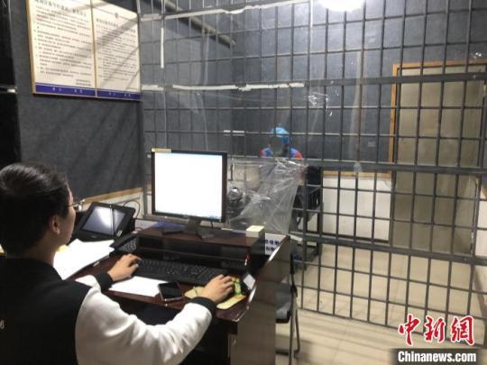 警方審訊現(xiàn)場。蒼南警方供圖