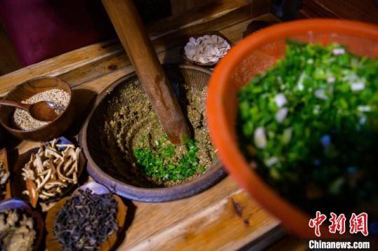 “80后”擂茶師李華正在制作客家擂茶?！±钅宪?攝